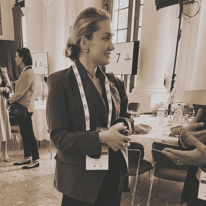 Représentante de Global Key Partners en échange avec des participants lors d'une conférence